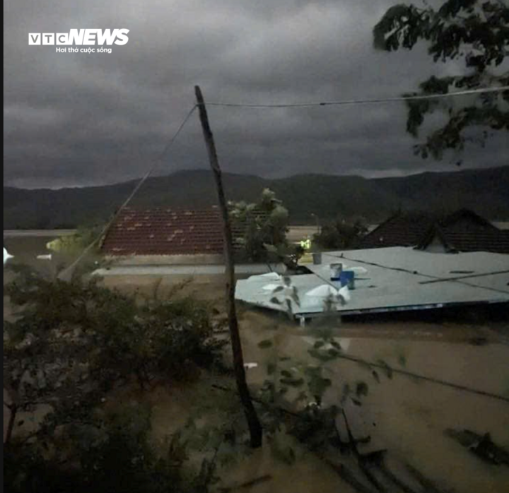 Ven sông Kỳ Lộ (xã Phú Mỡ, tỉnh Đắk Lắk), nước lên quá nhanh.