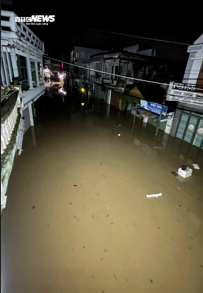 Bão số 13 Kalmaegi suy yếu, nhiều người mắc kẹt chờ cứu - 1