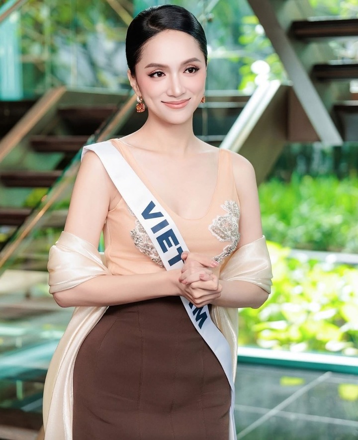 Cô thường chọn những bộ váy dài với kiểu dáng thanh lịch, nữ tính, không rườm rà nhưng vẫn đủ nổi bật.