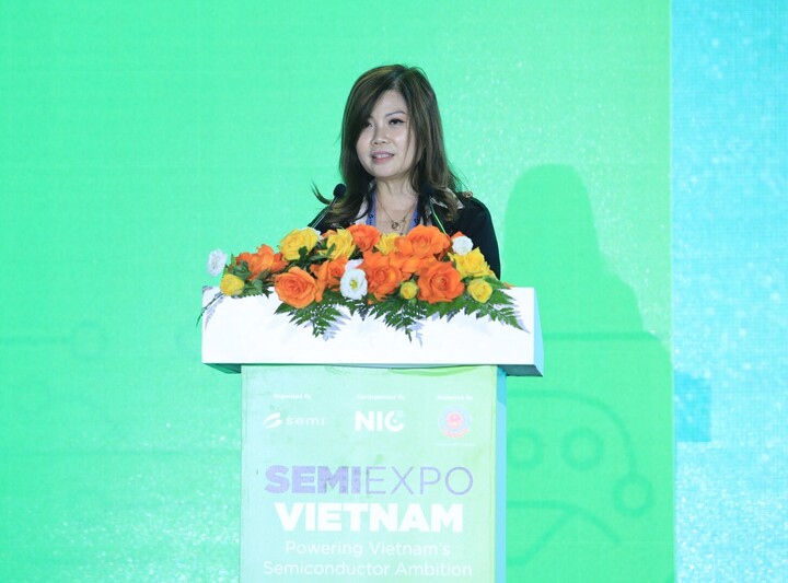 Cik Linda Tan, Presiden Persatuan Industri Semikonduktor Asia Tenggara (SEMI SEA), berucap pada majlis itu. (Foto: NIC)