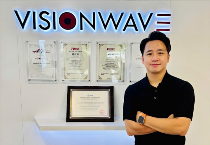 Herr Anthony Nguyen, CEO von VisionWave, im Büro des Unternehmens in Vietnam.