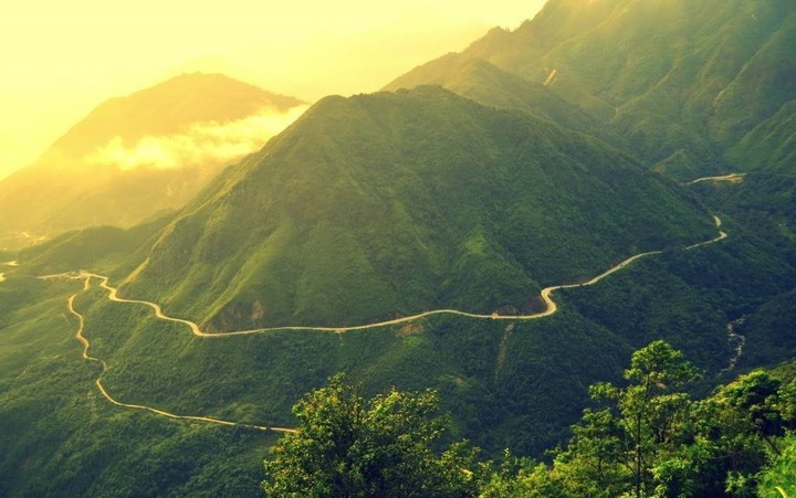 Nhiều người ví, đèo Pha Đin chạy dài như sợi dây thừng nối những quả núi và sườn đồi lại với nhau. (Ảnh:VS).