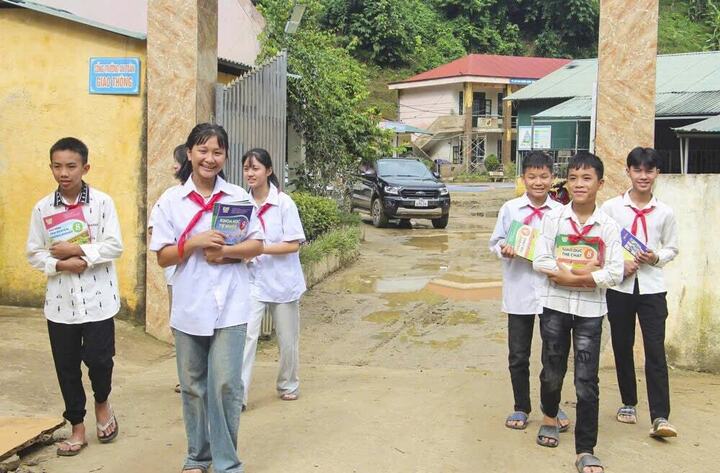 תלמידי בית הספר התיכון הפנימייה האתני צ'יאנג סו (קהילת מונג לואן, מחוז דיאן ביין) שמחו לקבל ספרי לימוד חדשים.