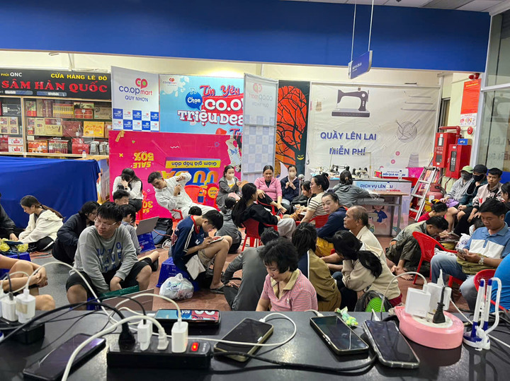 Siêu thị bố trí nơi sạc pin miễn phí cho người dân.