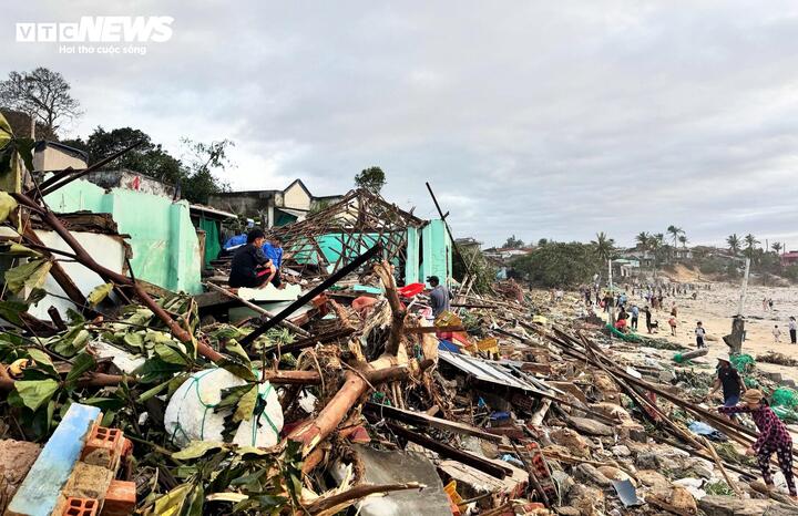 Kustfiskebåtar som sträckte sig från Quy Nhon Dong-distriktet till Phu My Dong fick sina tak blåsta av eller kollapsade helt.