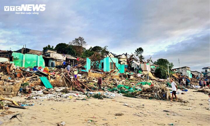 Efter att storm nr 13 Kalmaegi nådde land natten till den 6 november ödelades och förstördes många fiskebyar i östra Gia Lai-provinsen.