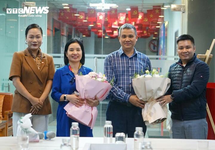 Chương trình quy tụ các chuyên gia đầu ngành: TS.BS Nguyễn Trung Nguyên, Giám đốc Trung tâm Chống độc (Bệnh viện Bạch Mai) và ThS.BS Nguyễn Thị An, Giám đốc Tổ chức HealthBridge Canada tại Việt Nam. (Ảnh: Như Loan)