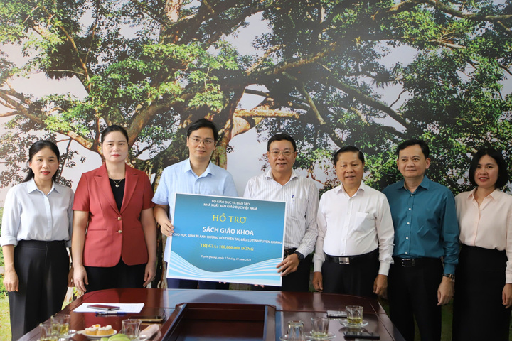 מר נגו ואן הואן - סגן המנהל הכללי של הוצאת הספרים לחינוך וייטנאם - העניק ספרי לימוד לנציגי מחלקת החינוך וההכשרה של טויאן קוואנג.