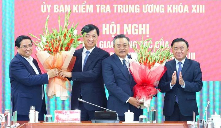 Bàn giao công tác của Chủ nhiệm Ủy ban Kiểm tra...