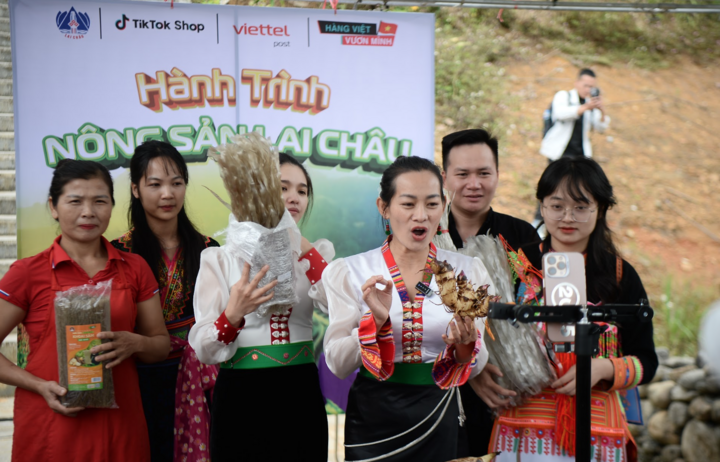 គ្រួសារនៅតំបន់ខ្ពង់រាបជាច្រើនរក្សាប្រាក់ចំណូលពី 8 ទៅ 10 លាន/ខែ ដោយសារការផ្សាយបន្តផ្ទាល់ដើម្បីលក់ផលិតផលកសិកម្ម។