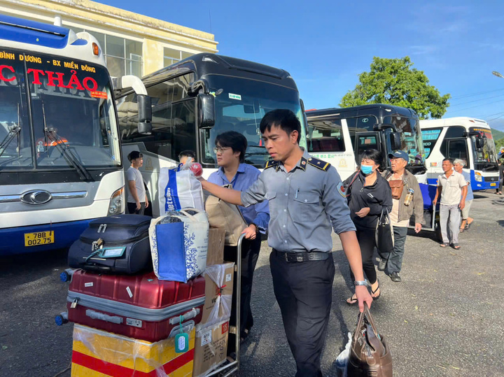 Nhiều hành khách được chuyển sang đi ô tô.