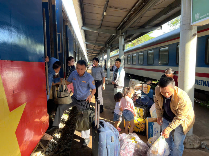 Nhiều chuyến tàu bị đình trệ do ảnh hưởng bão số 13.