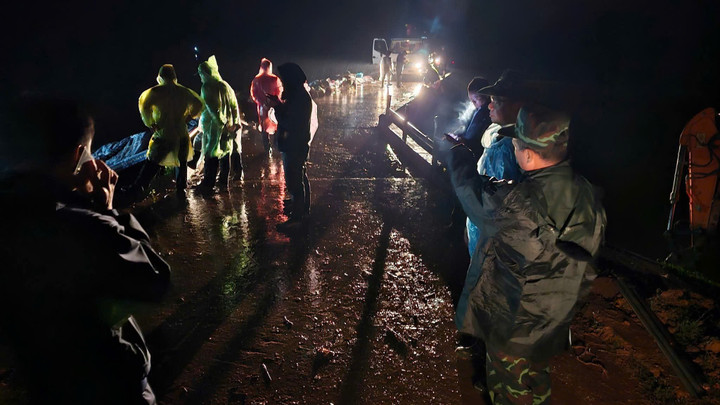 Lực lượng chức năng có mặt tại hồ Cay An để kiểm tra, giúp dân di dời đến nơi an toàn.