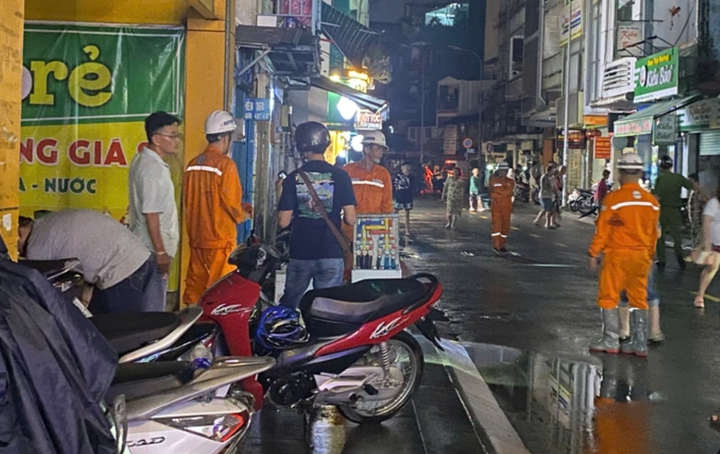 Công an phường Cầu Ông Lãnh cùng nhân viên điện lực nhanh chóng đến hiện trường.