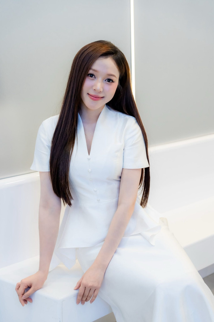 "Tôi hiểu rằng, không có con đường nào được trải đầy hoa hồng. Mỗi bước đi đều đòi hỏi sự nỗ lực và kiên trì. Tôi trân trọng từng kỳ vọng, từng niềm tin mà mọi người dành cho mình và sẽ luôn cố gắng hết mình để xứng đáng với tình cảm đó”, người đẹp nói.