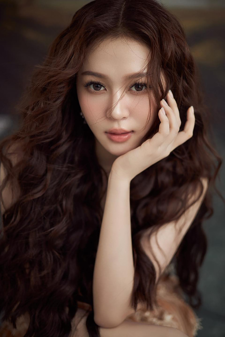 Kiều Duy sở hữu vẻ đẹp phúc hậu, đôi mắt to tròn và nụ cười rạng rỡ. Cô còn gây ấn tượng với khả năng tiếng Anh lưu loát, phong thái tự tin và bản lĩnh sân khấu.