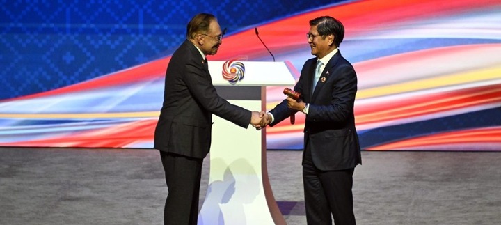 Thủ tướng Malaysia trao chức Chủ tịch Hội nghị cấp cao ASEAN lần thứ 48 cho Tổng thống Philippines tại Lễ bế mạc Hội nghị cấp cao ASEAN lần thứ 47 và các hội nghị cấp cao liên quan. (Ảnh: Ban Thư ký ASEAN)