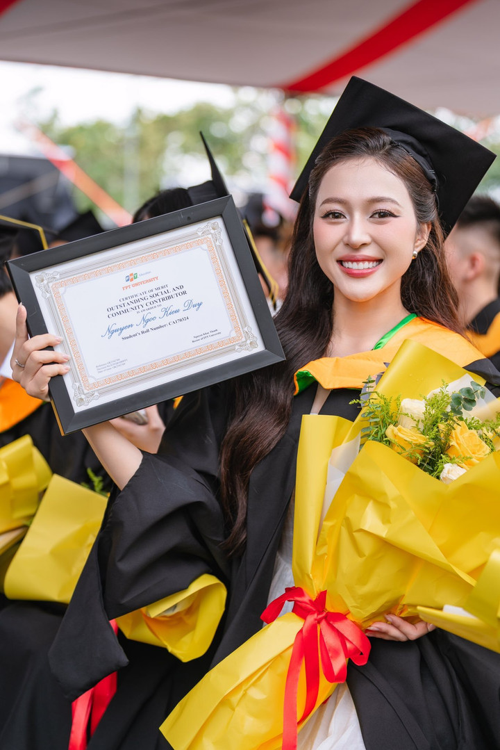 Kiều Duy còn có thành tích học tập tốt, từng đạt nhiều giải thưởng trong các cuộc thi hùng biện.