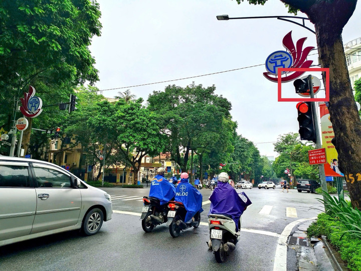 Một cột đèn tín hiệu giao thông không còn đèn đếm giây.