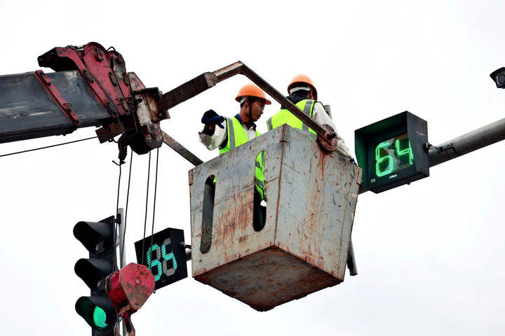 Phòng CSGT Hà Nội đang nâng cấp hệ thống đèn tín hiệu giao thông.