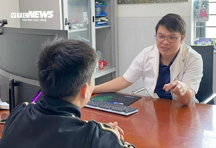 Nam giới đi khám vô sinh tại một bệnh viện ở Hà Nội. (Ảnh: Như Loan)