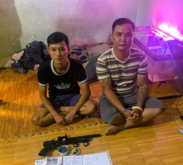 Khẩu súng và đạn chì thu giữ tại nhà Vũ Văn Doanh. (Ảnh: CACC)