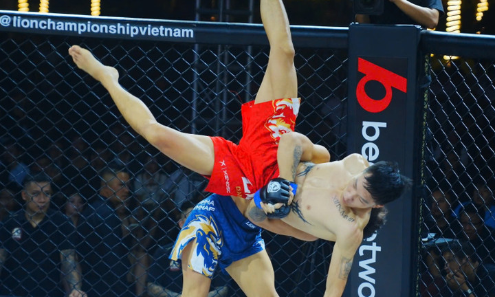 La Châu quật ngã Hà Thế Anh trước khi tung đòn kết thúc.