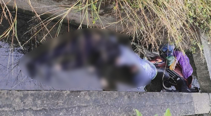 Hiện trường nơi phát hiện thi thể người đàn ông cùng chiếc xe máy dưới mương nước tại xã Đông Thái Ninh, tỉnh Hưng Yên. (Ảnh: Ngọc Thân)