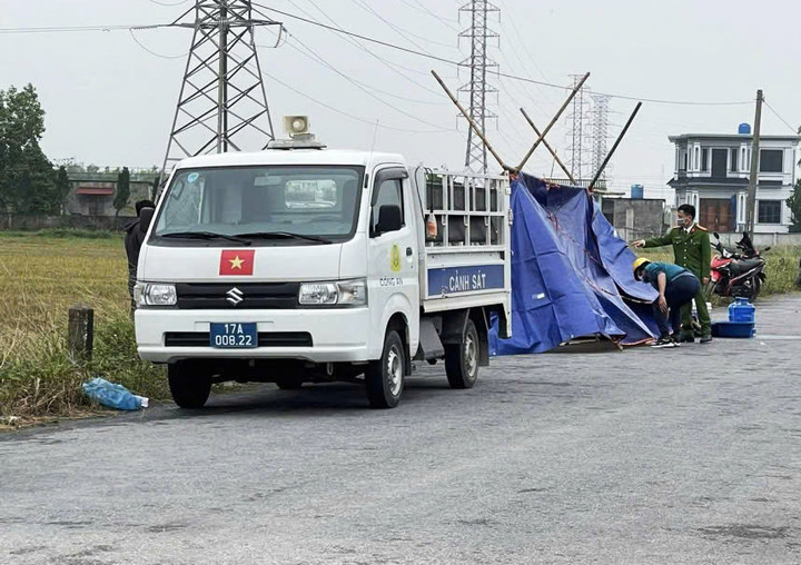 Cơ quan chức năng khoanh vùng khám nghiệm hiện trường, tử thi nạn nhân để điều tra nguyên nhân.