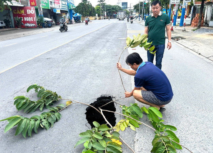 Hố sâu khoảng 2,5m.