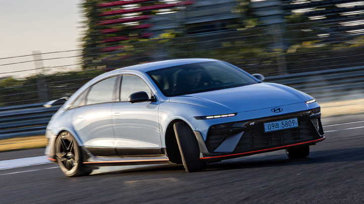 Phạm vi hoạt động của xe ước tính khoảng 240 dặm (385 km), cải thiện so với Ioniq 5 N nhưng vẫn thấp hơn so với nhiều sedan điện khác.