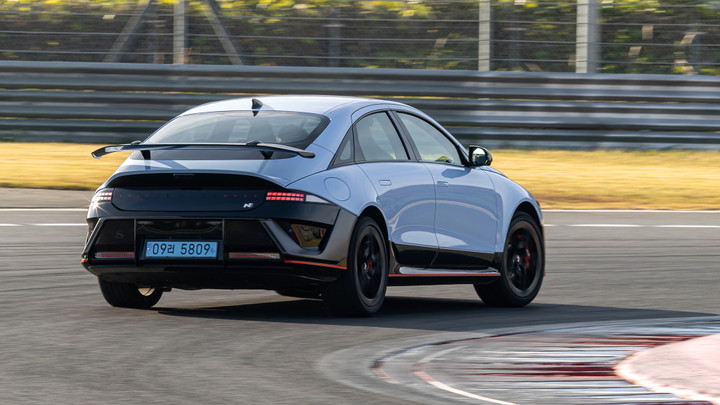 Điểm cân bằng thân xe thấp hơn khoảng 10 cm so với bản SUV, cùng cánh gió sau dạng “cổ thiên nga” có thể tạo hơn 90 kg lực ép khi xe đạt tốc độ khoảng 260 km/h.