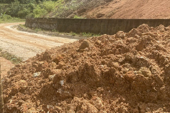 Tuyến đường dẫn vào làng du lịch bin vùi lấp. (Ảnh: Đ.S)