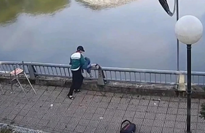 Hình ảnh nam sinh đánh bạn rồi bế, hất bạn xuống hồ nước ở phường Yên Bái, tỉnh Lào Cai. (Ảnh cắt từ clip)