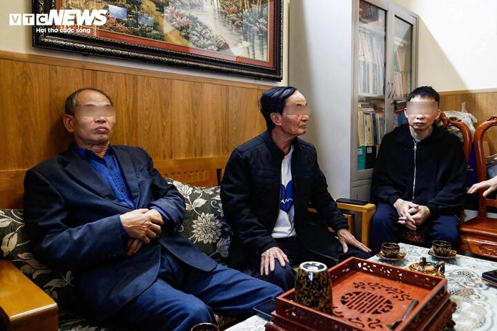 Người dân sinh sống tại chung cư Bộ Tư lệnh Đặc công phản ánh về việc ông C. có hành vi hành hung, đe dọa cư dân. (Ảnh: Minh Đức)