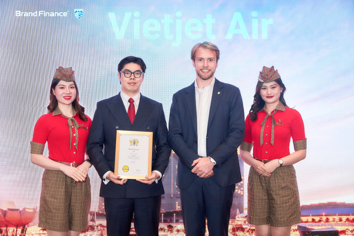 Ông Nguyễn An Phú, Phó Giám đốc Tài chính Vietjet (giữa, bên trái), đại diện hãng nhận danh hiệu top thương hiệu hàng không giá trị nhất ASEAN 2025.