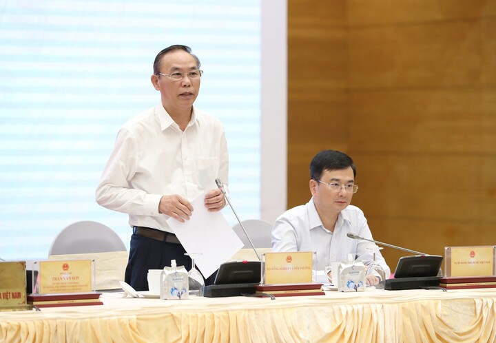 Thứ trưởng Bộ Nông nghiệp và Môi trường Phùng Đức Tiến trao đổi về giải pháp, nguồn lực để phòng, chống ngập úng - Ảnh: VGP/QP