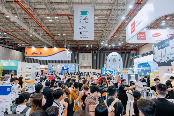 Không gian Cafe Show thu hút đông người tham gia.