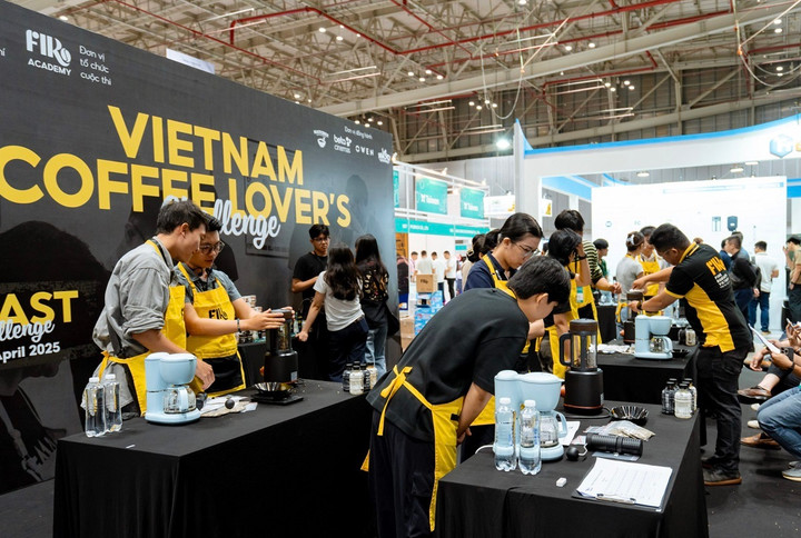 Các barista trong cuộc thi pha chế tại Triển lãm Quốc tế Cafe Show Việt Nam 2025.