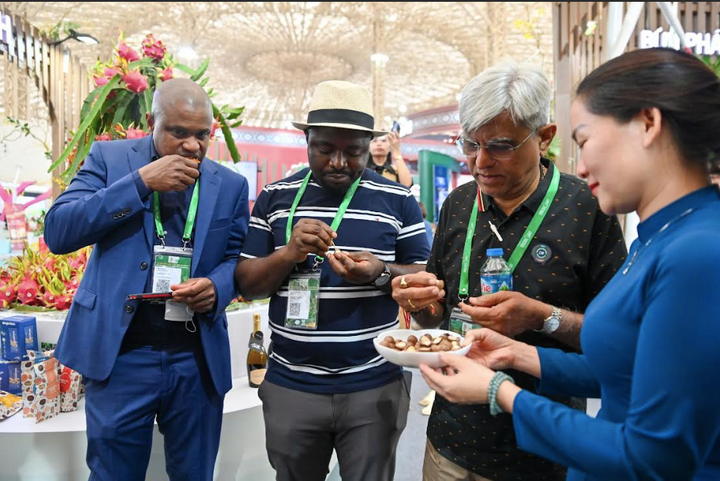 Các thương gia nước ngoài trải nghiệm sản phẩm thực phẩm của Việt Nam.