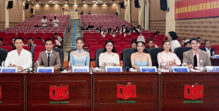 MC Hải Triều ngồi ghế giám khảo Hoa hậu Sinh viên Hòa bình Việt Nam.