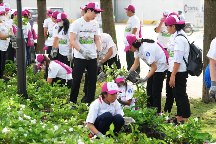 Gần 1.500 cây xanh được trồng tại khu thương mại MIDORI PARK SQUARE, lan tỏa thông điệp về phát triển xanh, bền vững và kiến tạo không gian sống hài hòa với thiên nhiên.