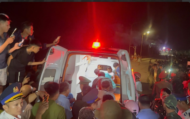 2 người sống sót được đưa đi cấp cứu.