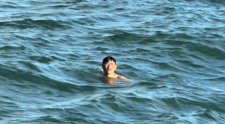 Ông Lê Văn Sanh lúc được tìm thấy trên biển.