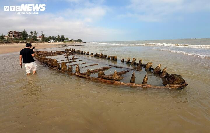 Sáng 8/11, nhiều người dân và du khách có mặt tại khu vực bờ biển Hội An (thuộc khối Tân Thành, phường Hội An Tây, TP Đà Nẵng) để mục sở thị tàu cổ "lộ thiên" sau thời gian "mất dấu".