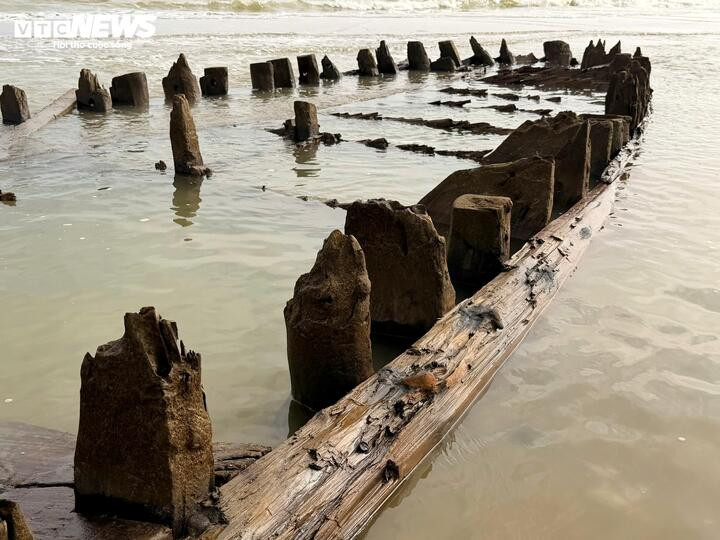 Trước đó, cuối tháng 12/2023, tàu cổ này được bà con địa phương phát hiện "lộ thiên" ởở khu vực bờ biển thuộc khối Tân Thành, ngay phía sau trụ sở UBND phường Cẩm An cũ.