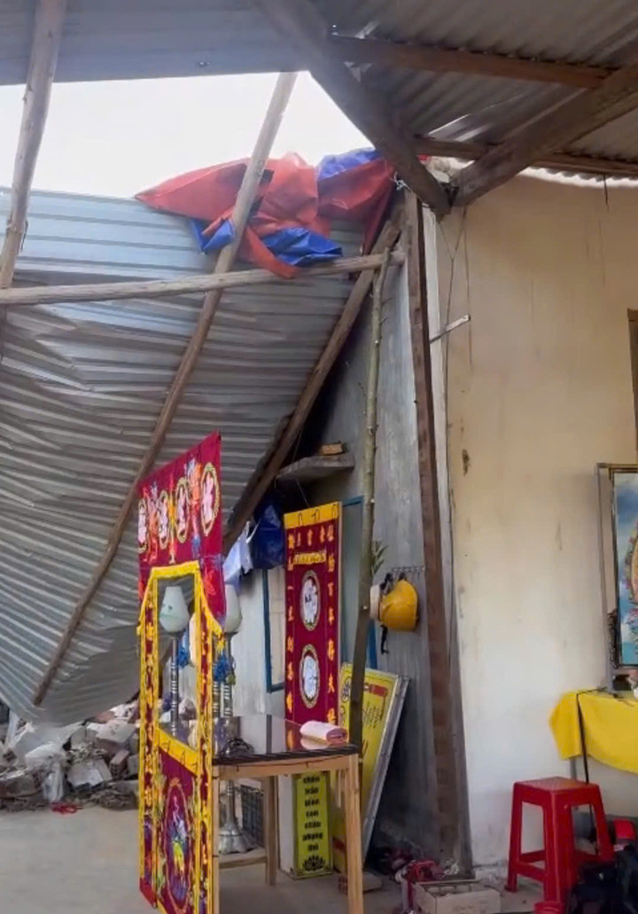 Chiếc bàn thờ của chồng chị Hà nằm ngoài sân dưới mái nhà xập xệ do bão quét.