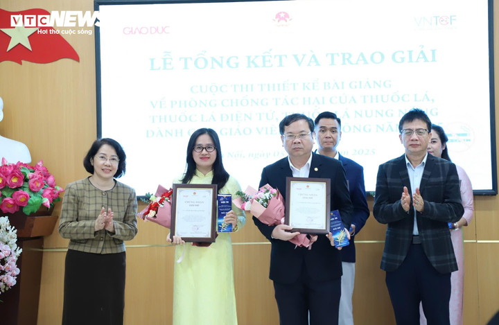 Ban Tổ chức trao giải cho các cá nhân đạt giải cuộc thi.