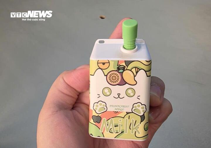 Thuốc lá điện tử "núp bóng" thực phẩm. (Ảnh: Như Loan)