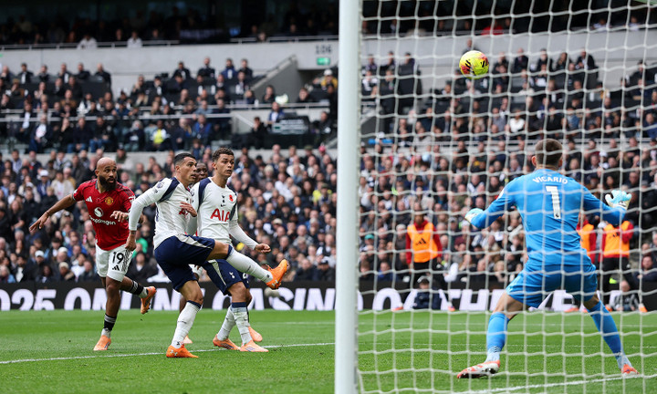 Mbeumo dễ dàng thực hiện cú đánh đầu. (Ảnh: Reuters)